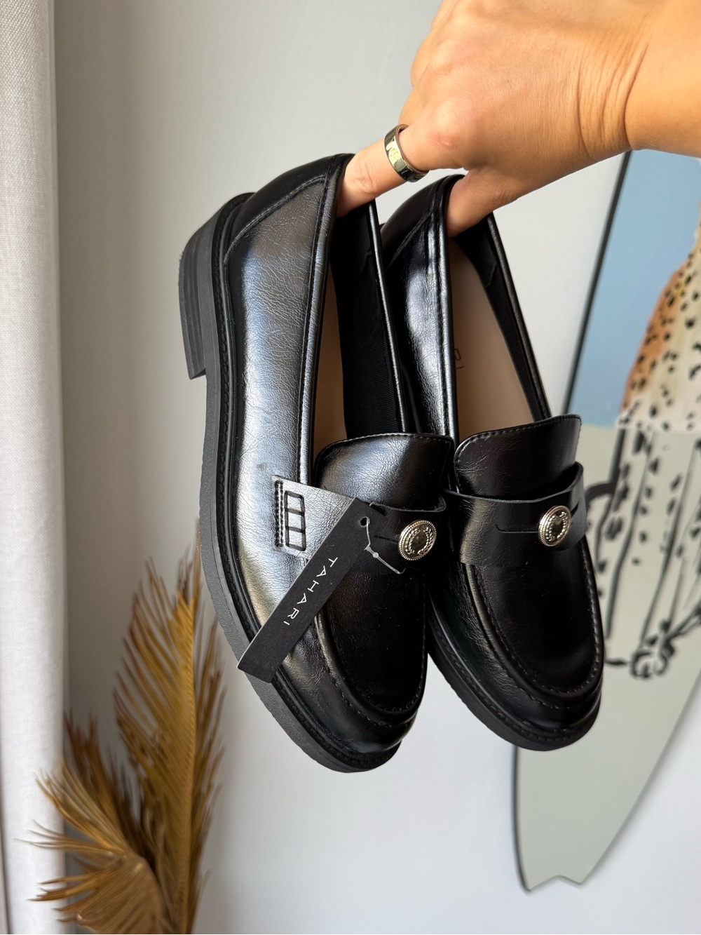 TAHARI Luxor LUX01F6 Women's Black Loafers Silver Medallion NWT Size 7.5